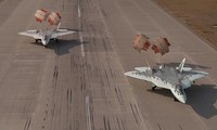 Xem siêu tiêm kích Su-57 Nga phô diễn kỹ năng hạ cánh