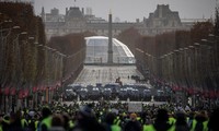 Người biểu tình “áo vàng” đối mặt cảnh sát tại Paris cuối tuần qua. Ảnh: Getty Images