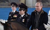 Tổng thống Putin cưỡi ngựa cùng những &apos;bông hồng thép&apos; Liên bang