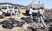 Chuyển thi thể nạn nhân tại hiện trường vụ rơi máy bay của hãng hàng không Ethiopian Airlines gần Bishoftu, Ethiopia, ngày 10/3/2019. Ảnh: AFP/TTXVN