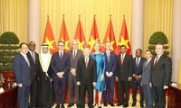 Tổng Bí thư, Chủ tịch nước Nguyễn Phú Trọng chụp ảnh chung với các Đại sứ đến nhận nhiệm kỳ công tác tại Việt Nam. (Ảnh: Trí Dũng/TTXVN)