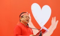 Nhà báo Lê Xuân Sơn, Tổng biên tập báo Tiền Phong, Trưởng Ban tổ chức chương trình Chủ nhật Đỏ.