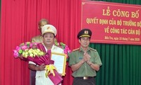 Đại tá Võ Hùng Minh trao quyết định và chúc mừng Thượng tá Võ Công Bình