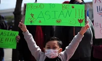 Một cậu bé tham gia cuộc tuần hành kêu gọi chấm dứt tình trạng thù ghét người châu Á ở bang California, Mỹ hôm 3/4. Ảnh: Xinhua
