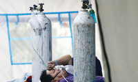 Một bệnh nhân COVID-19 nằm trong lều cấp cứu tại một bệnh viện ở Jakarta (Indonesia). Ảnh: AP 
