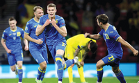 Các cầu thủ Ukraine ăn mừng bàn thắng quyết định đưa họ lần đầu tiến vào vòng tứ kết EURO trong lịch sử 