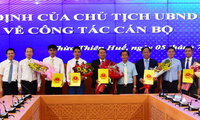 Chủ tịch UBND tỉnh TT-Huế Nguyễn Văn Phương (thứ 4 từ phải sang, hàng đứng) cùng các Phó Chủ tịch UBND tỉnh trao quyết định, tặng hoa chúc mừng các cá nhân vừa được bổ nhiệm chức vụ Giám đốc, Phó Giám đốc 3 sở
