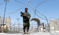 Một lính Afghanistan canh gác tại căn cứ không quân Bagram, nơi Mỹ mới rút quân gần đây. (Ảnh: Reuters)