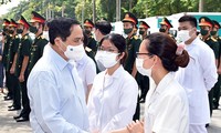 Thủ tướng Phạm Minh Chính động viên đội ngũ y bác sĩ tại lễ phát động chiến dịch tiêm chủng vaccine phòng chống COVID-19 trên toàn quốc, ngày 10/7. Ảnh: VGP
