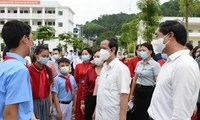 Bộ trưởng GD&ĐT Nguyễn Kim Sơn thăm một trường học tại Lào Cai