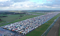 Hàng loạt xe tải xếp hàng ở sân bay Manston của Anh ngày 22/12/2020 để chờ được qua eo biển Manche. (Ảnh: CNN)