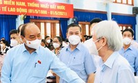 Chủ tịch nước Nguyễn Xuân Phúc trao đổi với cử tri huyện Củ Chi (Ảnh: Thành uỷ TPHCM)
