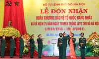 Đại tướng Phan Văn Giang, Ủy viên Bộ Chính trị, Phó Bí thư Quân ủy Trung ương, Bộ trưởng Bộ Quốc phòng gắn Huân chương Bảo vệ Tổ quốc hạng Nhất lên Quân kỳ Quyết thắng Bộ Tư lệnh Thủ đô Hà Nội.