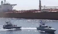 Ảnh vệ tinh cho thấy con tàu chở dầu vẫn đang đậu ở cảng của Iran. (Ảnh: AP)