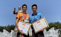 Minh Chí (trái)-Minh Thiện cùng gặt hái thành công ở Tiền Phong Marathon. Ảnh: CTV 