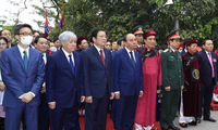 Chủ tịch nước Nguyễn Xuân Phúc dâng hương tưởng niệm các Vua Hùng