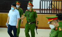 Ông Nguyễn Đức Chung nộp bệnh án và 85 bằng khen, giấy khen đến tòa án
