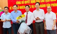 Ông Vũ Quang Khánh (bìa phải) nhận Quyết định và hoa chúc mừng của lãnh đạo tỉnh Lạng Sơn -Ảnh: Duy Chiến 