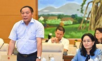 Bộ trưởng Bộ VHTT&DL Nguyễn Văn Hùng phát biểu tiếp thu ý kiến tại phiên họp. Ảnh: Như Ý