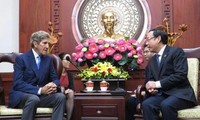 Bí thư Thành ủy thành phố Hồ Chí Minh Nguyễn Văn Nên tiếp ông John Kerry, Đặc phái viên của Tổng thống Mỹ về biến đổi khí hậu. (Ảnh: VNA)
