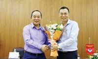 Ông Trần Quốc Tuấn (phải) nhận được nhiều tín nhiệm từ các tổ chức thành viên ở vị trí Chủ tịch VFF. Ảnh: Anh Ðoàn