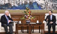 Ủy viên Bộ Chính trị Trung Quốc Dương Khiết Trì (phải) tiếp Đại sứ Nga sắp mãn nhiệm Andrey Denisov ngày 12/9. (Ảnh: Xinhua)
