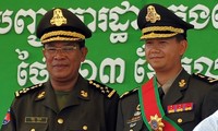 Thủ tướng Campuchia Hun Sen gặp các quan chức trong chuyến thăm tỉnh Siem Reap. (Ảnh: Khmer Times)