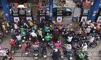 Tình trạng bán xăng dầu nhỏ giọt diễn ra thời gian gần đây ở nhiều tỉnh, thành phố Ảnh: Nguyễn Bằng