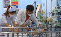 Bệnh viện Đà Nẵng phải tận dụng lối đi dọc hành lang để kê thêm giường điều trị bệnh nhân SXH Ảnh: Thanh Trần 