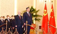 Tổng Bí thư Nguyễn Phú Trọng và Tổng Bí thư, Chủ tịch Trung Quốc Tập Cận Bình duyệt đội danh dự. (Nguồn: TTXVN)