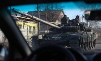 Một xe tăng hỏng của Nga ở làng Dmytrivka, cách thủ đô Kiev của Ukraine khoảng 25km