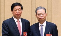 Ông Lật Chiến Thư bắt tay ông Triệu Lạc Tế (phải) tại cuộc họp đầu tiên của đoàn chủ tịch kỳ họp thứ nhất Quốc hội Trung Quốc khóa 14 diễn ra ngày 4/3/2023 ở Bắc Kinh. Ảnh: Xinhua.