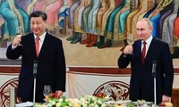 Tổng thống Nga Vladimir Putin và Chủ tịch Trung Quốc Tập Cận Bình nâng ly trong quốc yến tối 21/3. (Ảnh: AP)