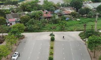 Tại tuyến đường đôi bỏ không ở phường Giang Biên, người dân lập sân đá cầu, nơi đỗ xe 