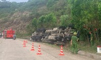 Xe tải chở dưa hấu lật úp vào vách núi, 4 người tử vong