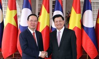 Chủ tịch nước Võ Văn Thưởng và Tổng Bí thư, Chủ tịch nước Lào Thongloun Sisoulith chứng kiến lễ ký văn kiện hợp tác song phương ngày 10/4. (Ảnh: TTXVN)