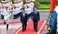 Thủ tướng Phạm Minh Chính và Thủ tướng Luxembourg Xavier Bettel chụp ảnh chung trước hội đàm. (Ảnh: Như Ý)