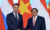 Thủ tướng Phạm Minh Chính và Thủ tướng Luxembourg chụp ảnh chung trước cuộc hội đàm sáng 4/5. (Ảnh: Như Ý)