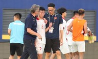 Hành động đặc biệt của HLV Troussier với cầu thủ U22 Việt Nam phản lưới nhà 