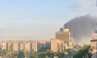 Cột khói đen bay lên ở Lugansk sau vụ tấn công bằng tên lửa 