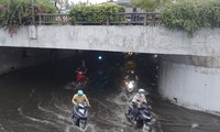 Mưa lớn kéo dài, hầm chui Tân Tạo cùng nhiều tuyến đường TPHCM ngập sâu trong nước