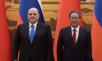 Thủ tướng Nga Mikhail Mishustin trong cuộc gặp Thủ tướng Trung Quốc Lý Cường tại Bắc Kinh ngày 24/5. (Ảnh: Reuters)