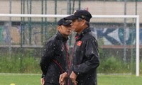 Đội tuyển nữ Việt Nam đội mưa tập luyện tại Ba Lan 