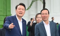 Chủ tịch nước Võ Văn Thưởng và Tổng thống Hàn Quốc Yoon Suk Yeol ngắm Hồ Gươm. (Ảnh: Nhật Minh)
