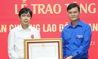 Trao Huân chương Lao động hạng Nhất tặng nhà báo Nguyễn Huy Lộc 