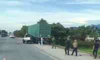 Tai nạn kinh hoàng giữa xe bán tải và container, 5 người thương vong