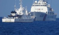 Một tàu hải cảnh Trung Quốc (bên phải) bị cáo buộc cản trở tàu Cảnh sát biển Philippines Malabrigo ngày 30/6. (Ảnh: Philstar)