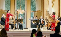 Dàn nhạc thính phòng Hà Nội có cả đàn bầu và đàn T’rưng phụ họa cùng nghệ sĩ Bùi Công Duy, các ca sĩ Tấn Minh, Khánh Ngọc biểu diễn trong phòng hòa nhạc Haydn-Saad tại Áo. Ảnh: TTXVN