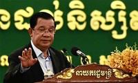 Thủ tướng Campuchia Hun Sen (phải) và con trai Hun Manet. (Ảnh: AP)