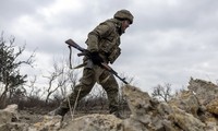 Các thành viên của đội súng cối thuộc Lữ đoàn cơ giới số 24 khai hỏa vào một vị trí của Nga ở vùng Donetsk ngày 23/7. (Ảnh: NYT)